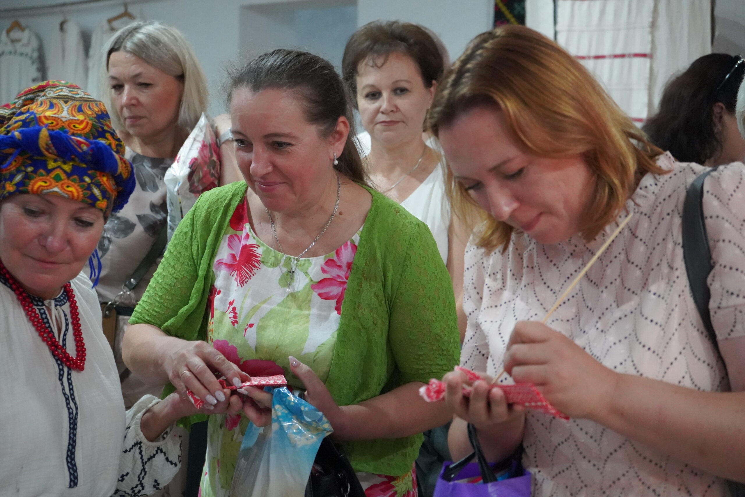 <p>В ГУО «Детский сад №14 г.Светлогорска» прошло заседание Совета руководителей учреждений дошкольного образования Гомельской области «Формирование у воспитанников учреждений дошкольного образования гражданской идентичности посредством использования интерактивных форм работы». Участникам провели интерактивную экскурсию в музей «Спадчына» и представили опыт работы на тему » Музейная педагогика как одна из форм работы по гражданско-патриотическо-патриотическому воспитанию».</p>