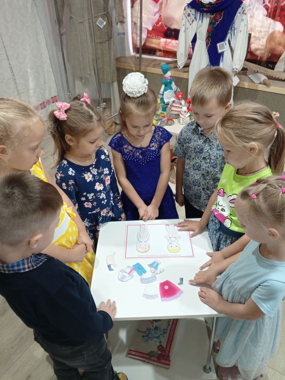 <p>ТЫДЗЕНЬ РОДНОЙ МОВЫ<br />
Беларуская мова — мова на якой размауляе усе менш и менш людей, але гэта не пра наш дзiцячы сад. Кожны занятак, як маленькае падарожжа у минулае на сучасны лад, якое дзецi чакаюць з нецярпеннем. Дзякуючы такому падыходу дзецi з задавальненнем дапамагаюць героям справiцца з цяжкасцями , выконваюць заданнi i актыуна вывучаюць родную мову. Вось и сення дзецi з Марыляй i Янам адправiлiся на баль да прэзiдэнта родной краины. Для больших яскравага успрымання мерапрыемства было правезена у музеi.</p>
