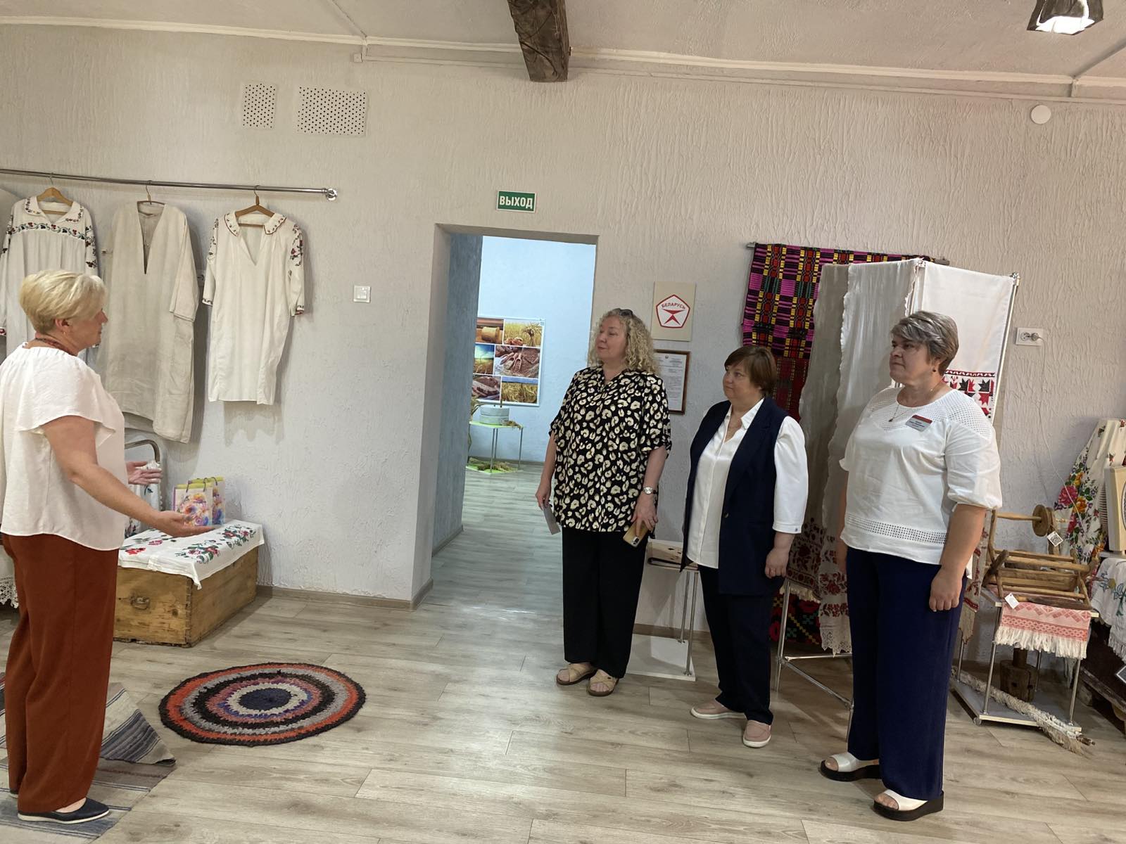 <p>В предверии празднования Дня города, наш музей посетила начальник управления образования администрации Чернушенского округа — Бактиева Ираида Александровна. Ее впечатлил интерьер и созданная атмосфера в музее. По словам почетной гости, проведенная экскурсия по музею дала возможность окунуться в быт наших предков и провести параллель между прошлым и настоящим. Ираида Александровна оставила свой отзыв в книге почетных гостей, в котором пожелала процветания нашему учреждению, созданному в нем музею и сотрудникам нашего сада</p>