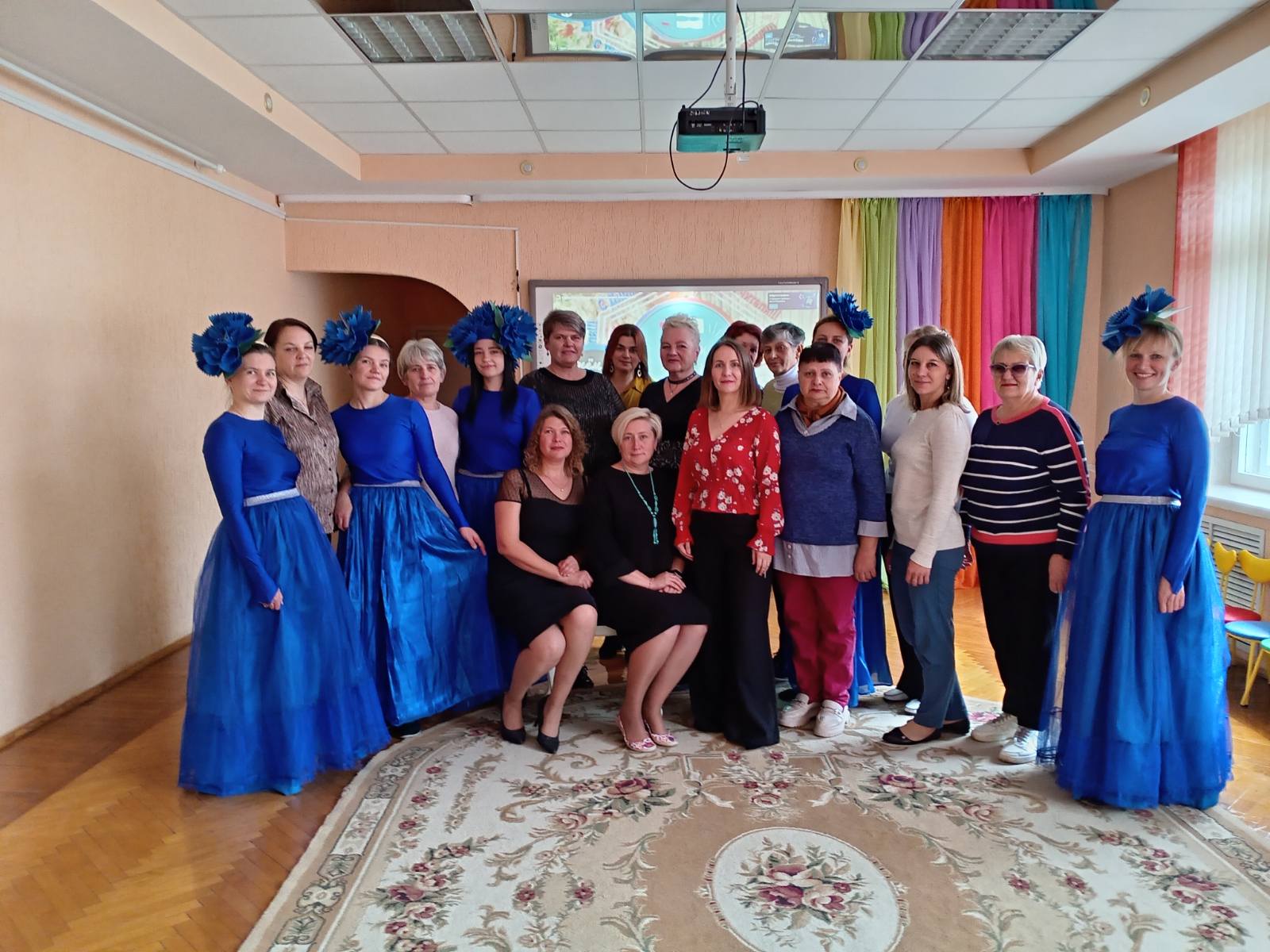 <p>День учителя<br />Получать поздравления приятно всегда. Ну а получать их в профессиональный праздник — приятно вдвойне! На праздничный  концерт, посвященный Дню учителя были приглашены ветераны труда, которые за ароматной чашкой чая вспоминали свои трудовые годы, смешные и курьезные моменты, давали напуствие молодым коллегам. В ответ же молодые коллеги тепло поздравили наших ветеранов стихотворениями, песнями и танцевальным номером.</p>