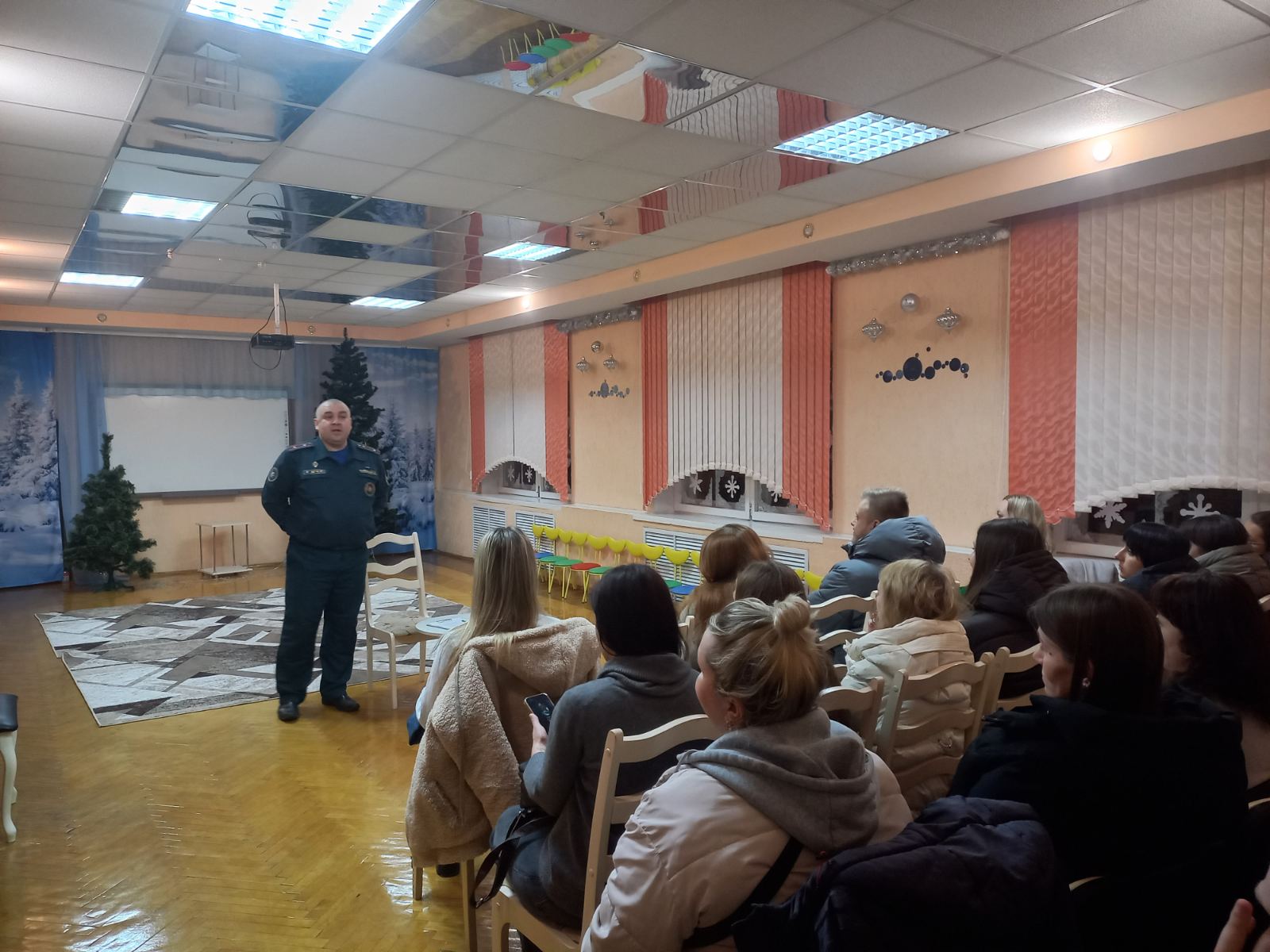 <p>В нашем учреждении прошло общее родительское собрание с приглашенным гостем из МЧС. Он в предверии Нового Года рассказал о правилах безопасности при использовании бенгальских огней, хлопушек, предупредил об ответственности при использовании салютов, заострил внимание на статистике пожаров, которые произошли за 2025 год и о гибели людей при пожарах. Заведующий детского сада подвела итоги проведенной работы за 2025 год. Поздравила всех присутствующих с наступающим новым годом.</p>